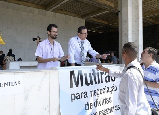 O coordenador do Procon Assembleia orienta que o consumidor estude bem a proposta que pretende oferecer à instituição credora - Arquivo ALMG Foto: Guilherme Bergamini