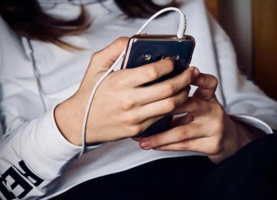 Adolescente dá chutes e joelhadas em mãe por não poder usar o celular em MG