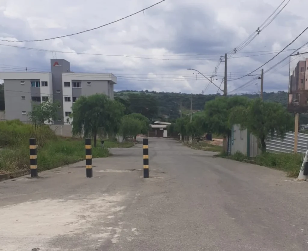 Moradores do bairro Triângulo, em Pedro Leopoldo, sofrem com falta de energia após chuva intensa