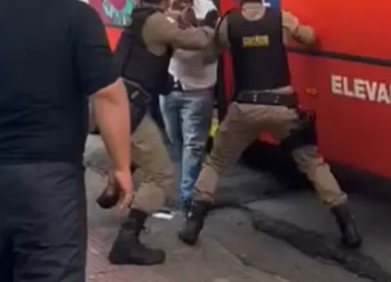 Passageiros denunciam agressão de policiais militares contra motorista de ônibus em BH