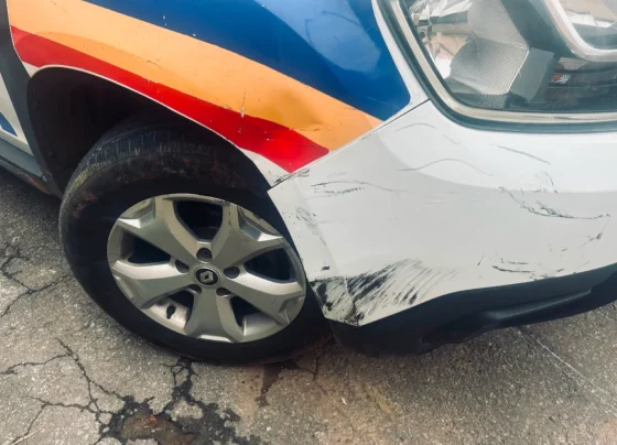 Perseguição em Pedro Leopoldo: Condutor em fuga colide com viatura policial