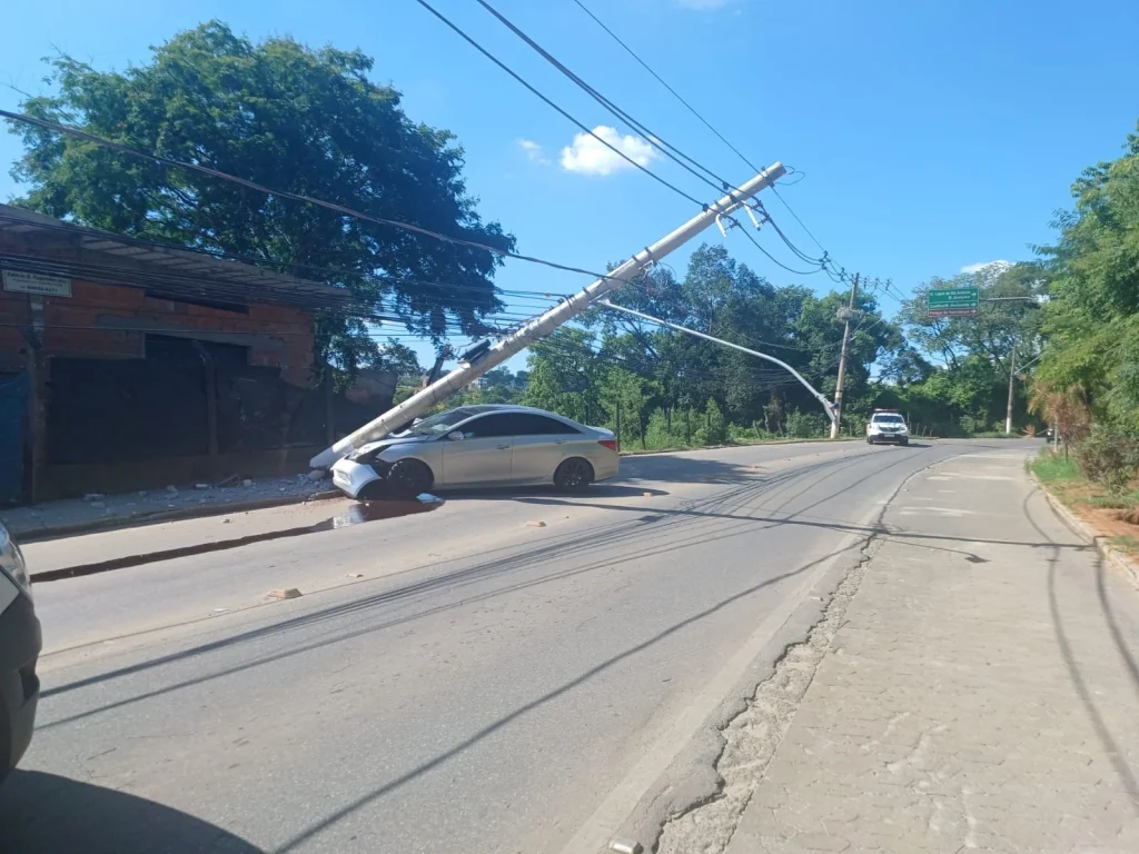 Acidente de trânsito causa interdição de via que liga o centro a região norte em Pedro Leopoldo