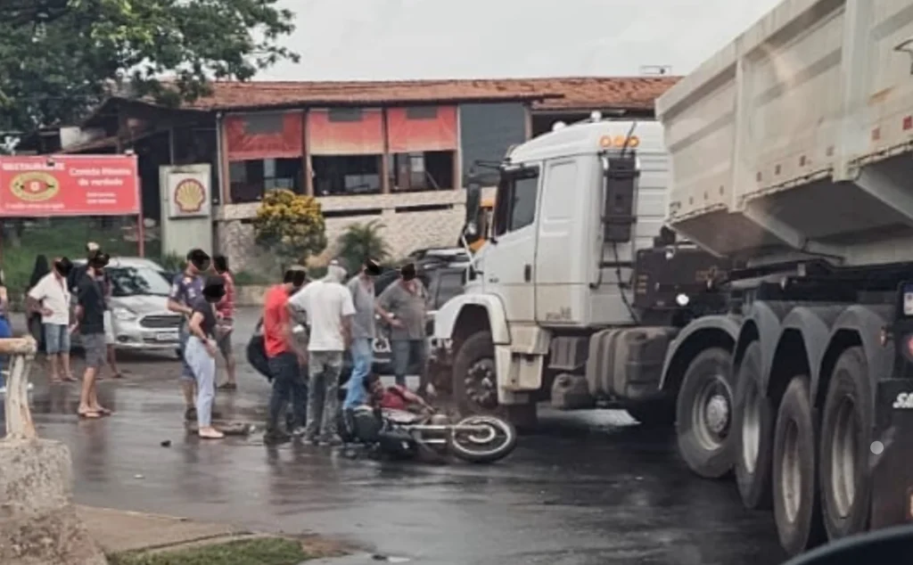 Acidente entre moto e carreta deixa motociclista ferido em Matozinhos