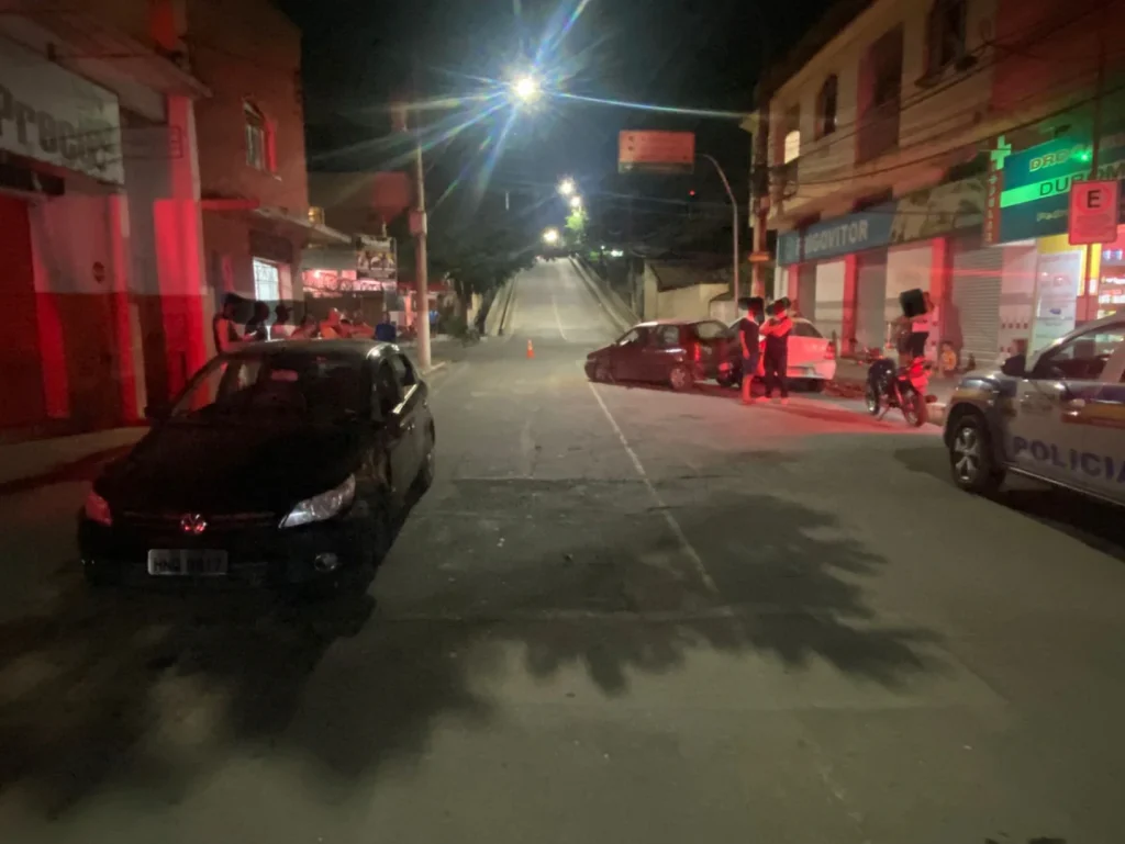 Batida frontal entre dois carros é registrada em Pedro Leopoldo