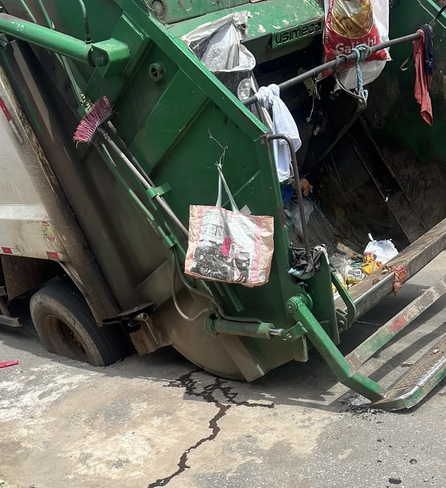 Caminhão da coleta de lixo fica preso em rua após asfalto ceder em Matozinhos