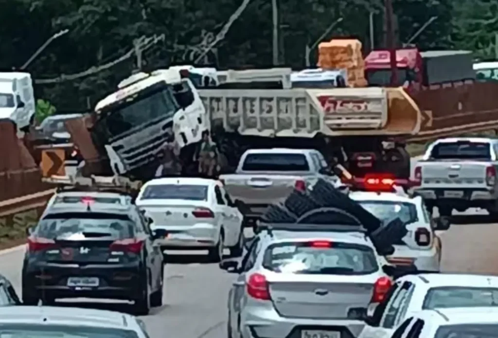 Carreta em L causa 4 km de congestionamento na BR-381