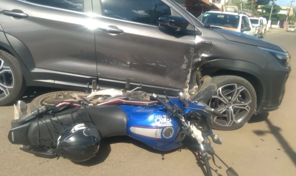Colisão entre carro e moto deixa um ferido em Matozinhos