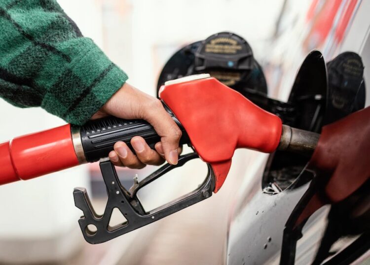 Depois de 5 semanas de queda, preço da gasolina volta a subir, diz ANP