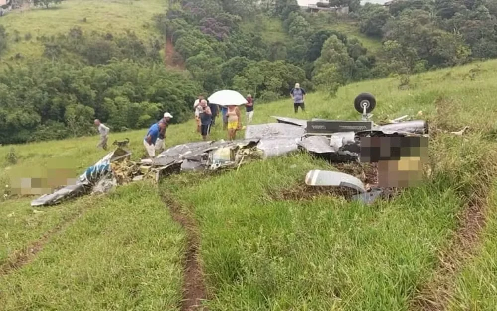 Destroços espalhados por 1 km, chuva e volta de chácara: o que se sabe sobre queda de avião em MG