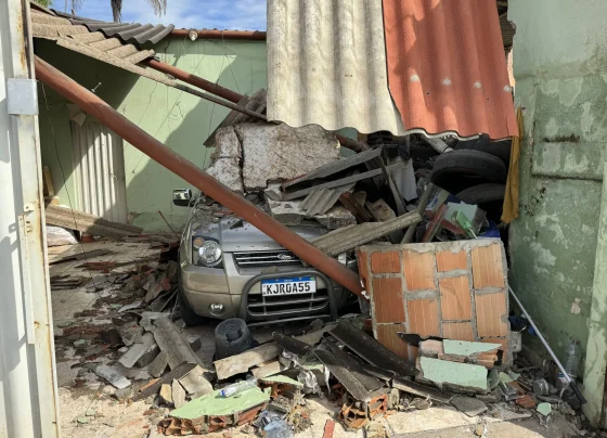 Enxurrada invade quintal de residência e derruba muro sobre carros na garagem em Matozinhos