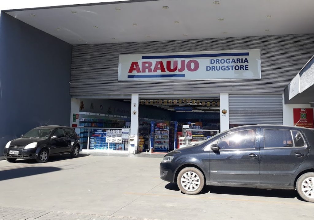 Homem furta fralda na Drogaria Araújo e foge