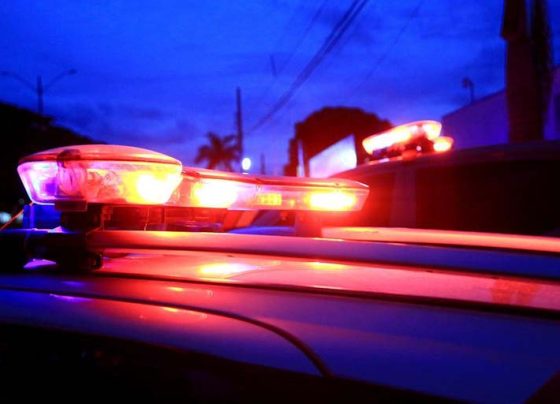 Homem para moto para fumar, é rendido por bandidos e tem veículo roubado