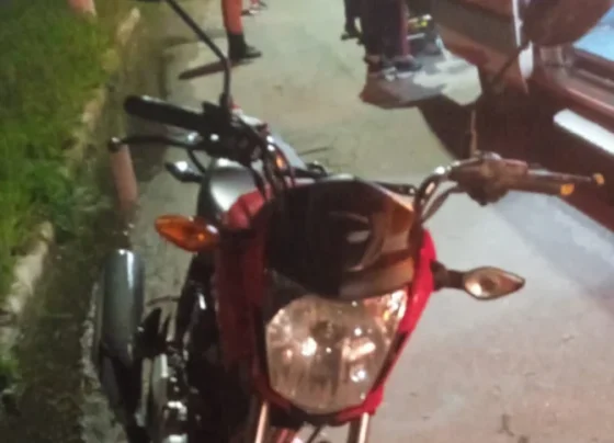 Motociclista sofre queda na Avenida Rômulo Joviano, em Pedro Leopoldo, e fica ferido