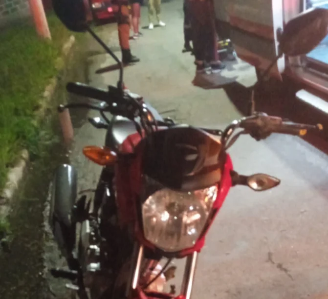 Motociclista sofre queda na Avenida Rômulo Joviano, em Pedro Leopoldo, e fica ferido