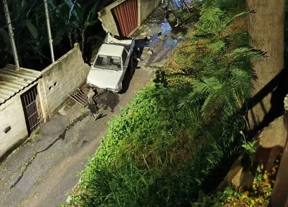 Motorista morre ao perder o controle da direção e cair em barranco em BH