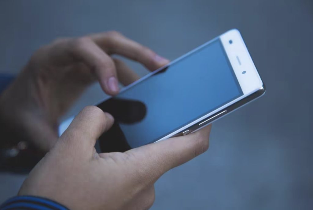 Mulher é assaltada e tem celular roubado em Matozinhos