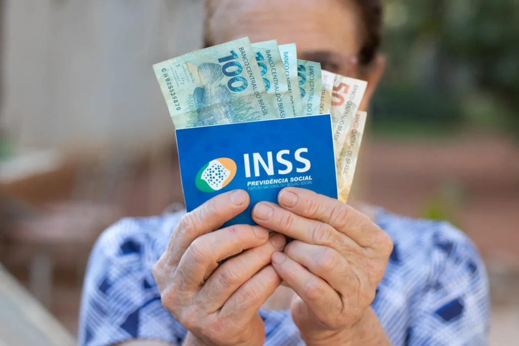 Quase 30 mil aposentados e pensionistas de Minas podem ter pagamentos suspensos; saiba como regularizar
