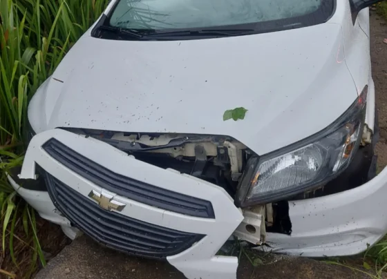 Veículo bate em ponto de ônibus após ser fechado por caminhão na MG-424