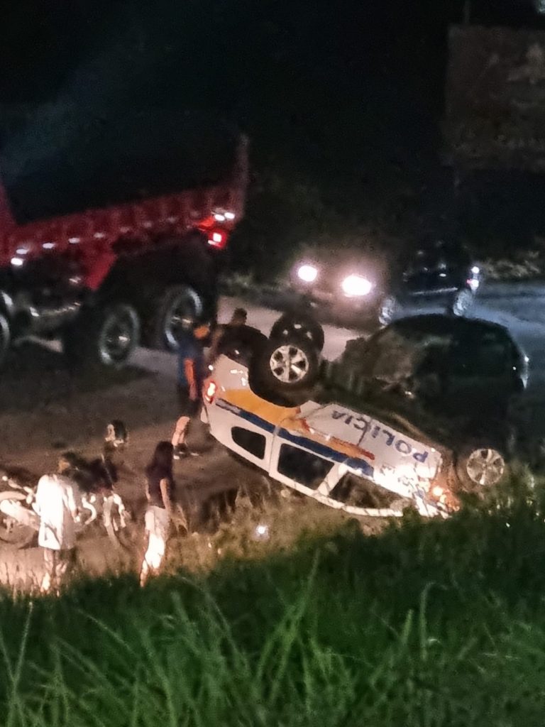 Viatura policial capota após grave acidente na MG-424