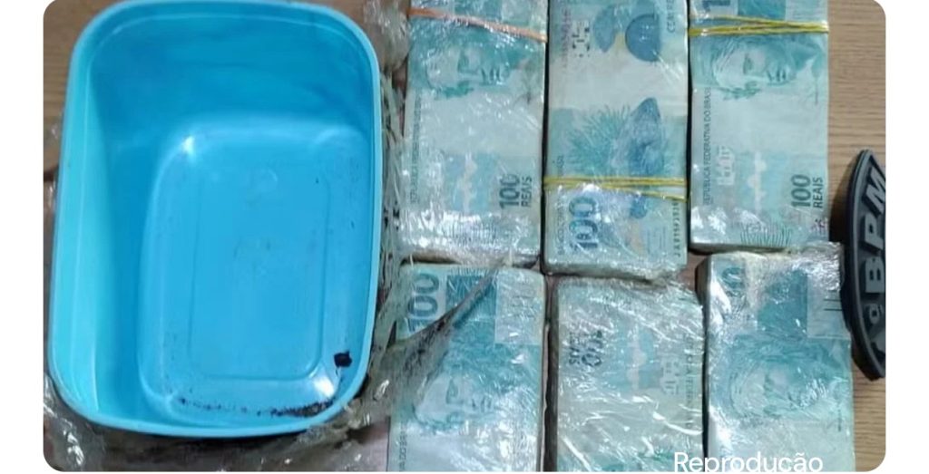 Aposentado encontra R$60 mil no quintal de casa e entrega dinheiro à polícia