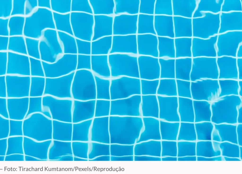 Fio de alta tensão cai em piscina de clube, e família morre eletrocutada