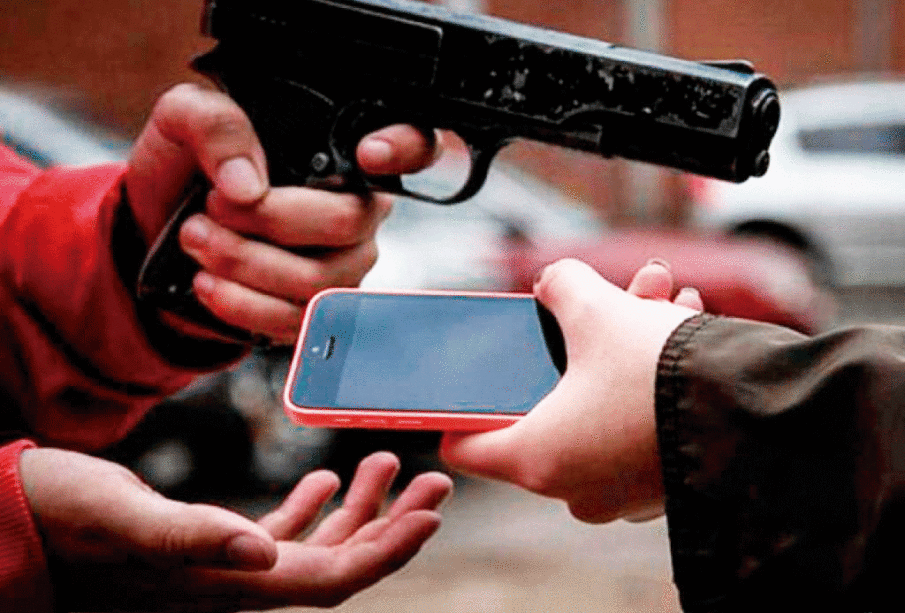 Homem tem celular furtado durante passeio com seu cachorro no bairro Magalhães, em Pedro Leopoldo