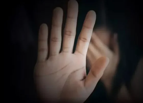 Mãe é suspeita de permitir que filha fosse estuprada durante 5 anos