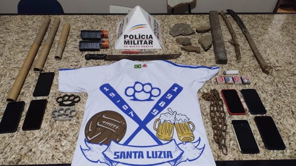 Polícia recebe denúncia, age rápido, e intercepta integrantes de torcida do Cruzeiro com faca, facão e pedaços de pau na MG-424