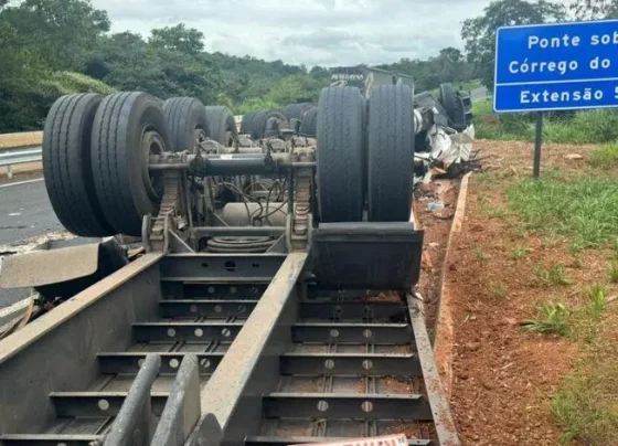 Motorista de carreta com placa de Sete Lagoas morre após acidente na BR-135, em Curvelo