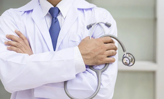 TCE pune médico por acúmulo de cargos