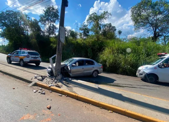Carro colide em poste na Avenida Juscelino Kubitschek, em Capim Branco, e deixa condutor ferido