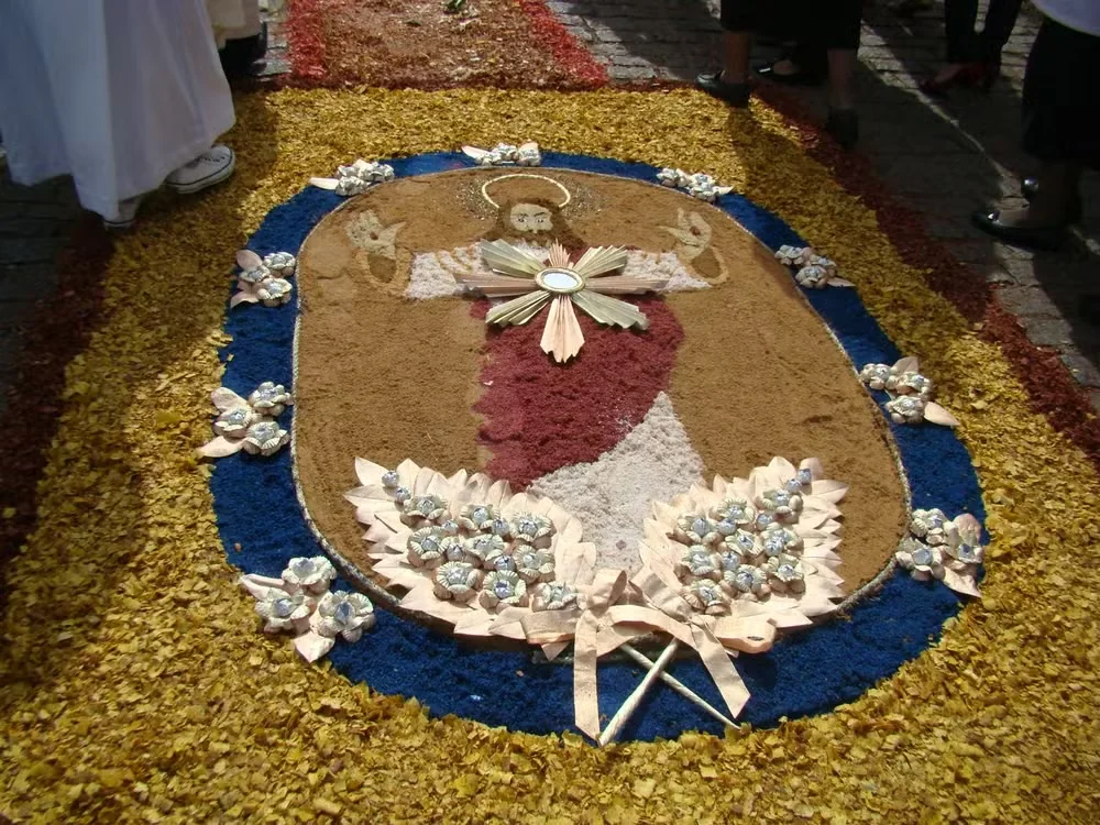 Tapetes Coloridos e Procissões Marcam Celebração de Corpus Christi
