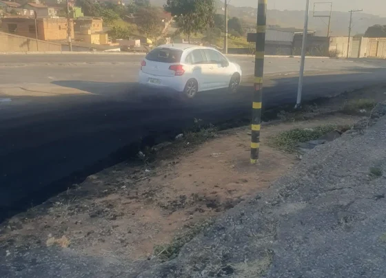 VÍDEO: Moradores de Matozinhos pedem limpeza de via após tombamento de caminhão de carvão na MG-424