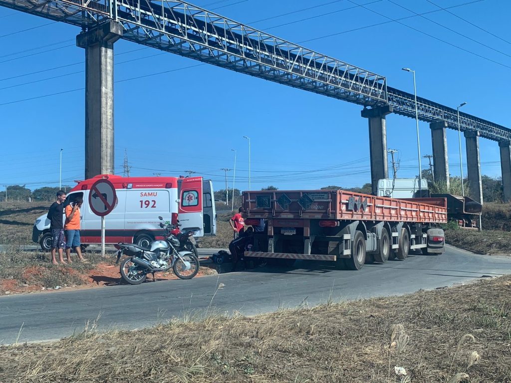 Acidente entre moto e carreta é registrado no trevo da Holcim em Pedro Leopoldo
