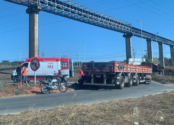 Acidente entre moto e carreta é registrado no trevo da Holcim em Pedro Leopoldo