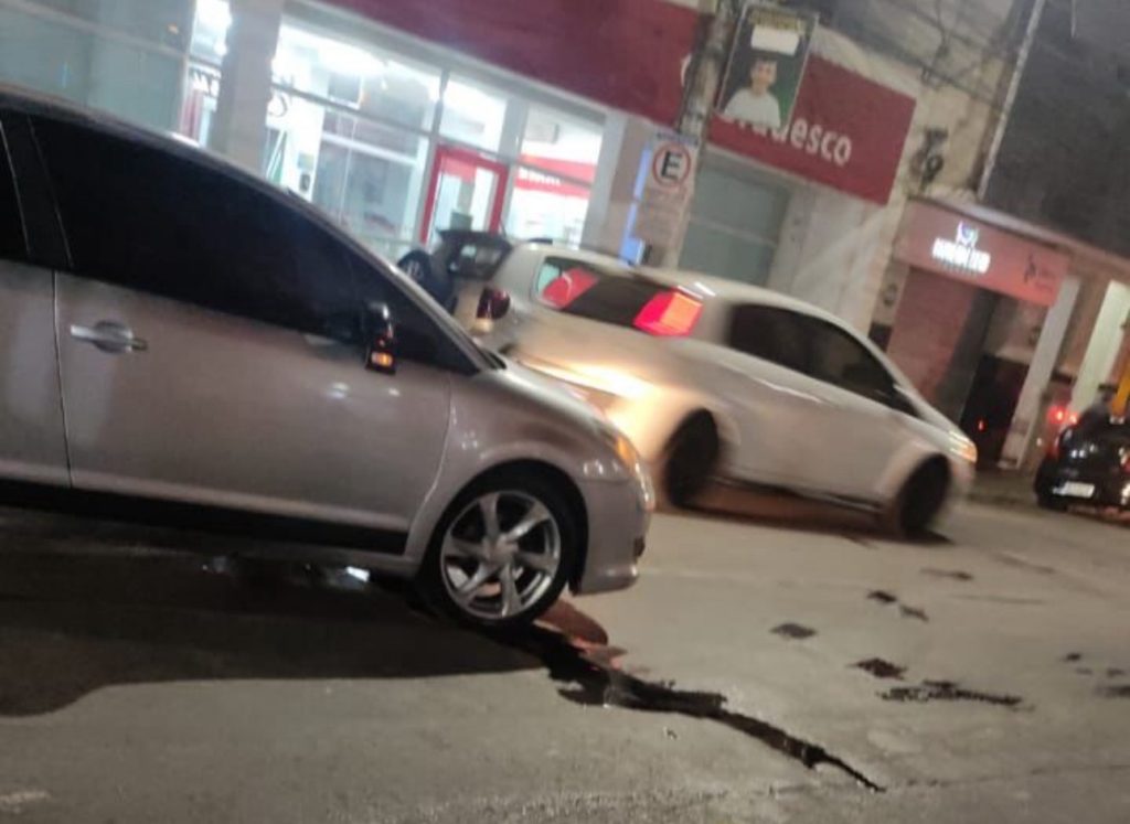 Derramamento de óleo causa transtornos na Avenida Comendador Antônio Alves em Pedro Leopoldo