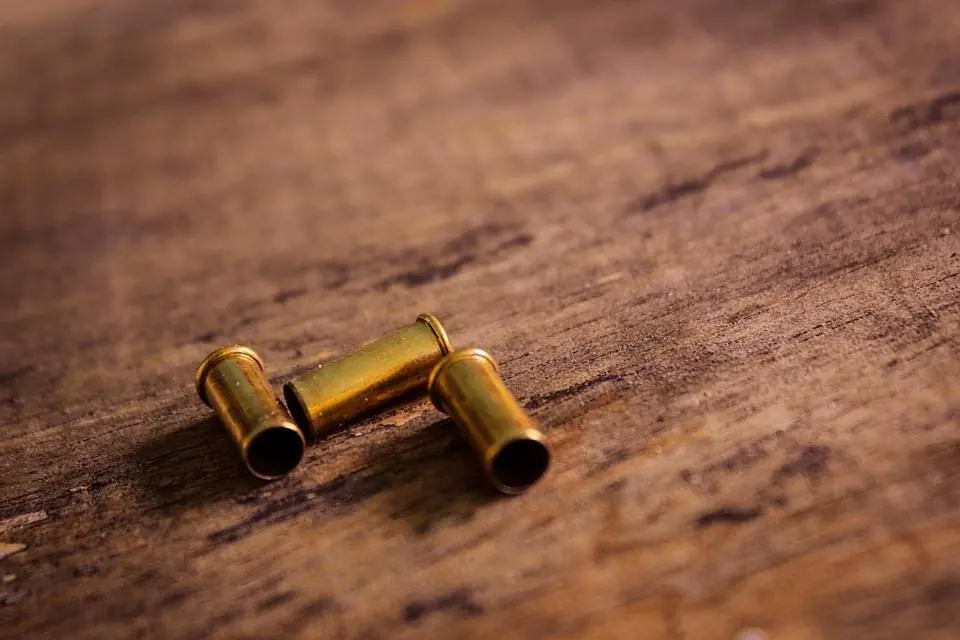 Veículo é atingido por disparos de arma de fogo no bairro Vista Alegre em Matozinhos