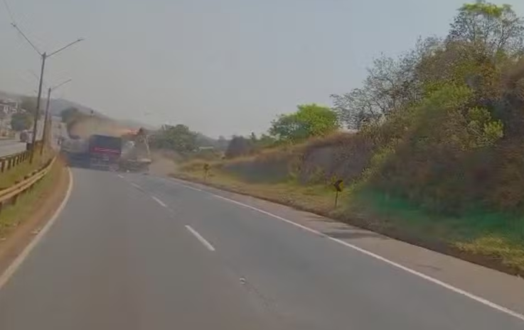 Caminhão bate em duas carretas na BR-381, em Itaguara, Região Metropolitana de BH. — Foto: Redes Sociais
