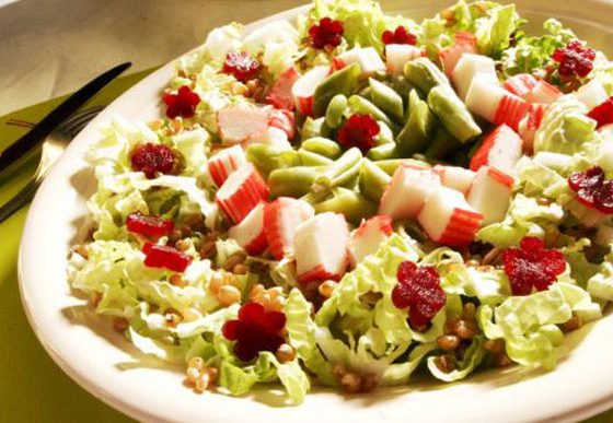 Salada de camarão e kani com maçã, cenoura, ervilha e nozes/ Foto ilustrativa: peetersplace