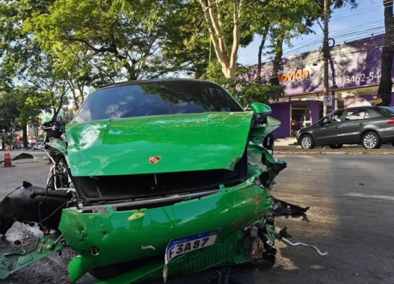 Carro ficou coma frente destruída/Foto: Cleber Ribeiro/Itatiaia