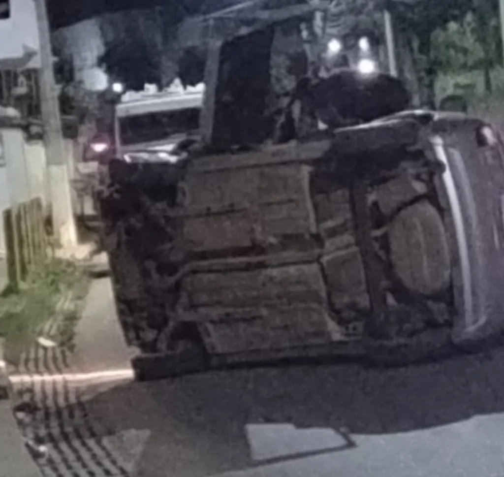 Carro tomba após motorista perder controle e colidir com barras de ferro em Pedro Leopoldo