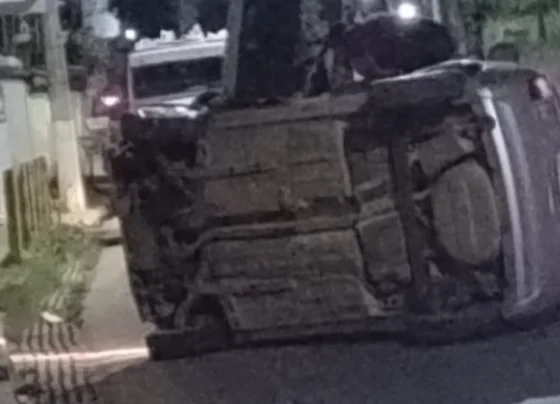 Carro tomba após motorista perder controle e colidir com barras de ferro em Pedro Leopoldo