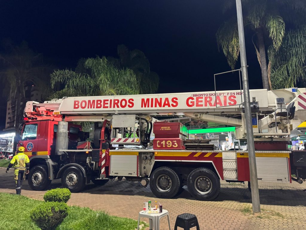 Drone da Polícia Militar fica preso em árvore durante operação e mobiliza Corpo de Bombeiros