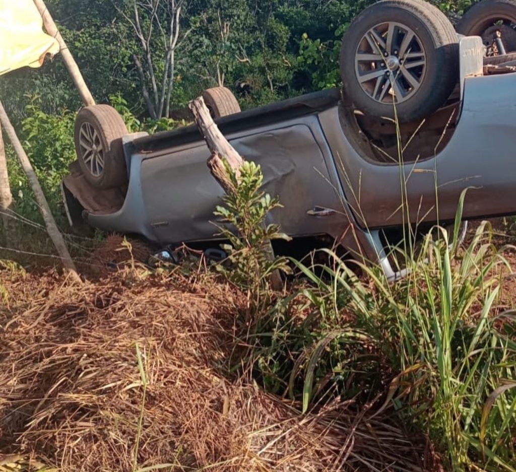 Caminhonete capota na MG-238 e condutora fica ferida