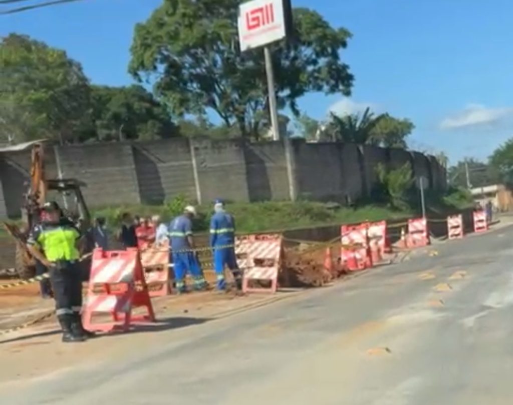 Tráfego de caminhões é proibido em via de Pedro Leopoldo devido a erosão