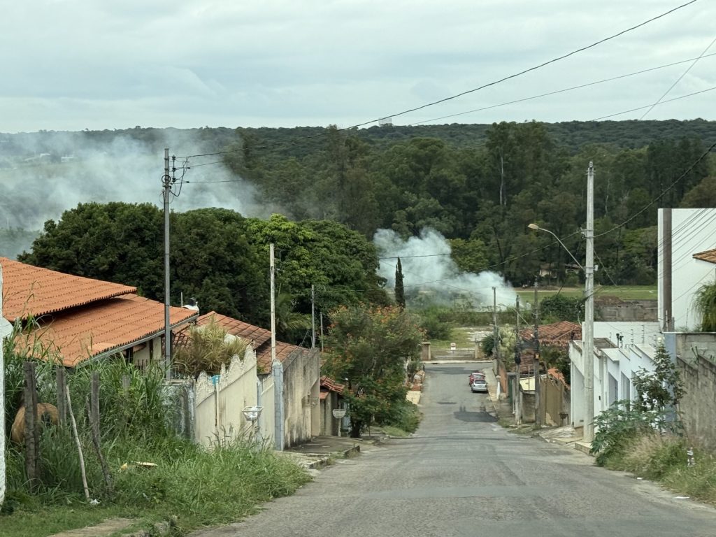 Aberta a temporada de queimadas em Matozinhos: fogo no bairro Progresso gera revolta e alerta para o problema