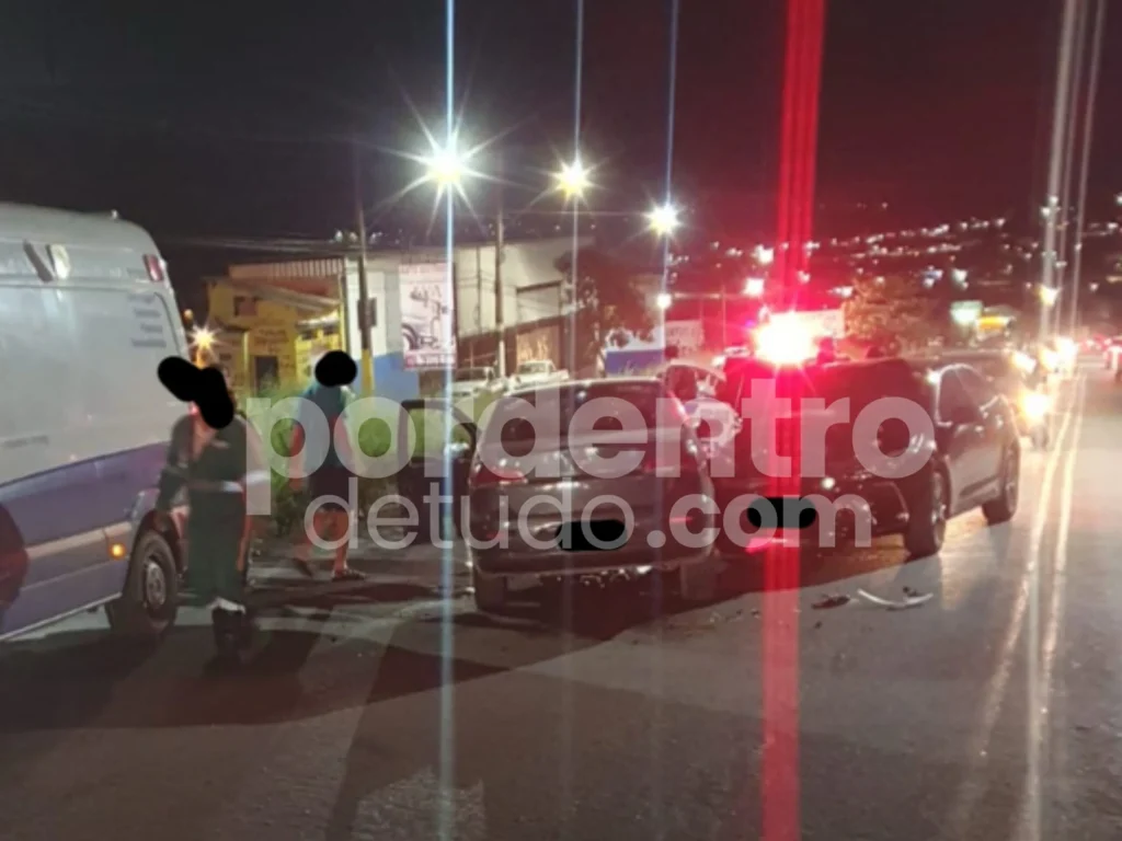 Acidente com três veículos deixa feridos na MG-424, em Matozinhos