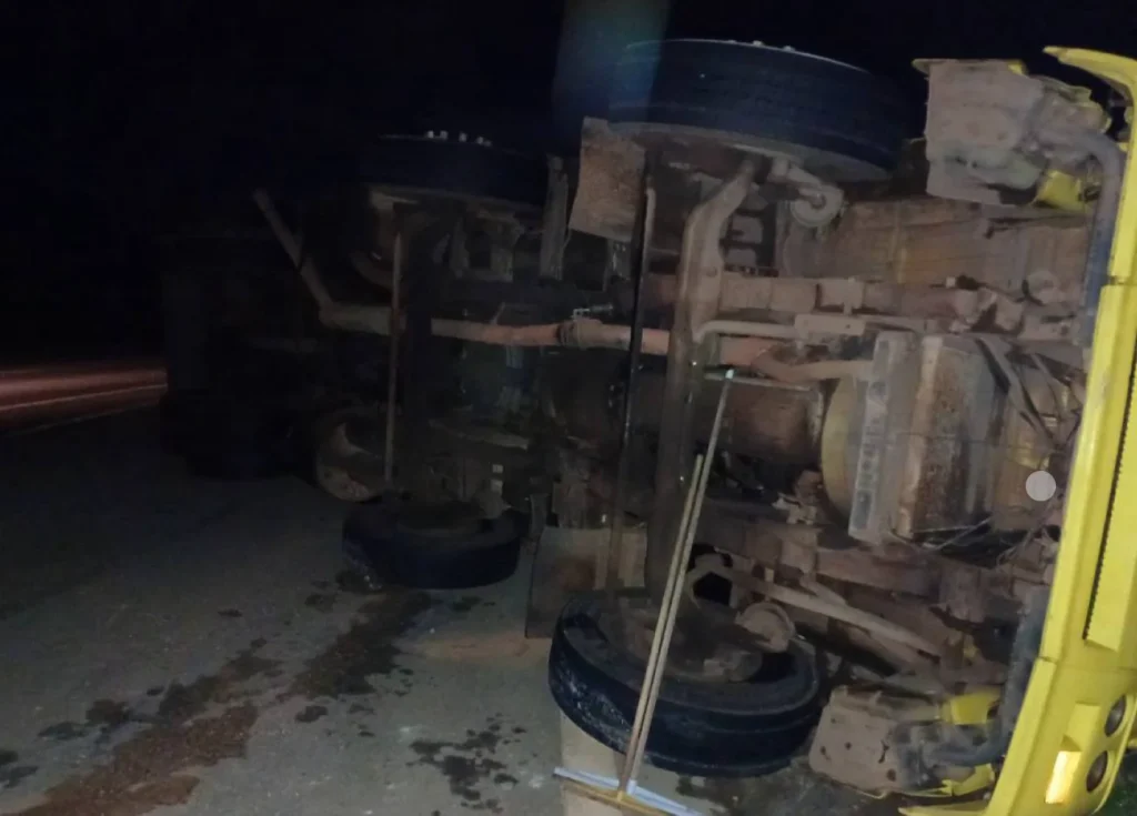 Caminhão tomba na MG-424 durante chuva e deixa motorista ferido