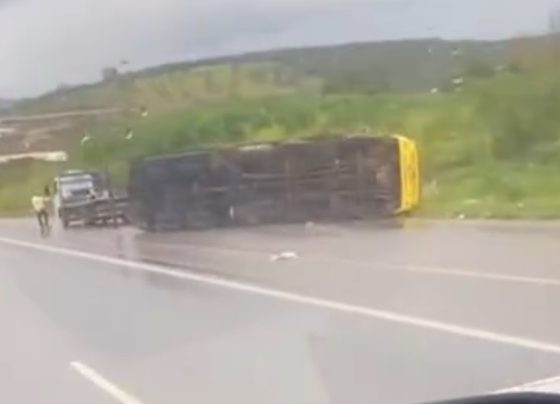 Caminhão tomba na MG-424, em direção a Pedro Leopoldo