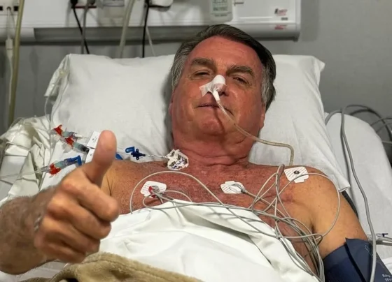 Cirurgia de Bolsonaro dura mais de 11h e termina sem complicações